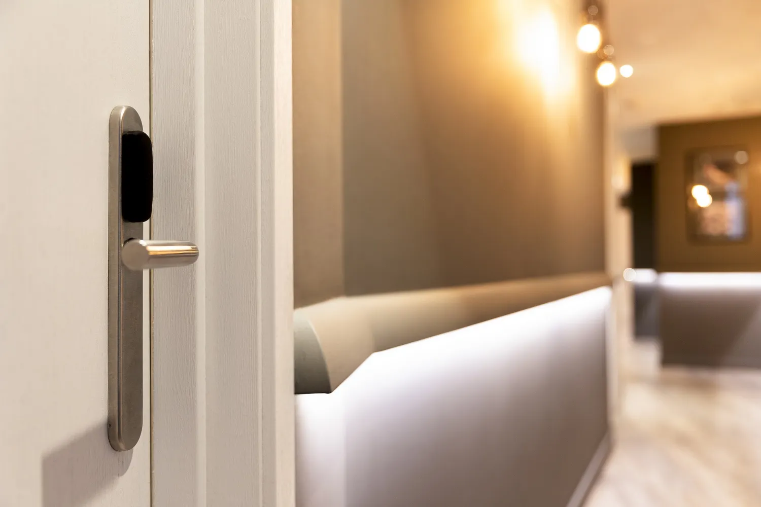 hotel-moderno-vistas-pms Hotel moderno con vistas panorámicas que representa la importancia del público objetivo y las herramientas PMS para el éxito hotelero.