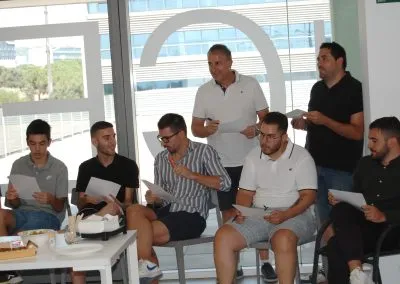 Primer plano de manos expertas ajustando una lente en una cámara profesional para captura de imágenes, destacando el equipo fotográfico.
