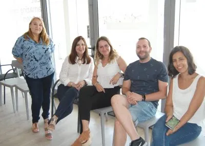 Jóvenes estudiantes de secundaria colaboran en un proyecto de ciencias usando un modelo molecular para entender estructuras químicas complejas. Muestra trabajo en equipo y aprendizaje interactivo.
