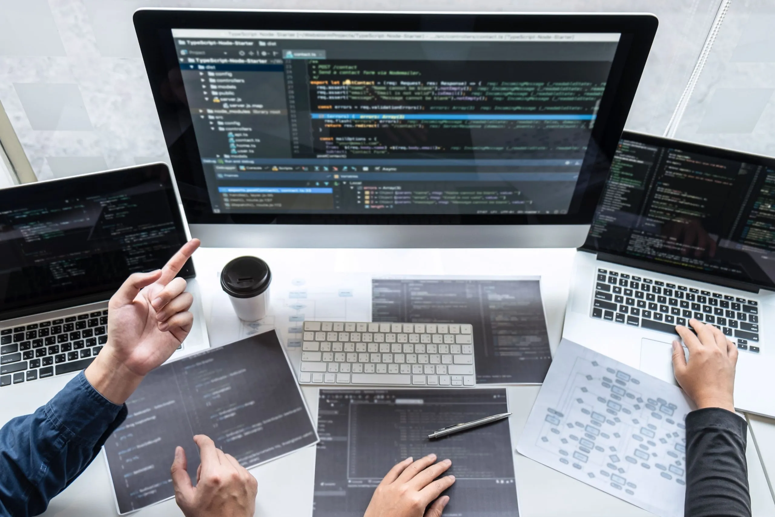 Profesional usando software de gestión empresarial para optimizar procesos y mejorar la eficiencia operativa de su empresa.