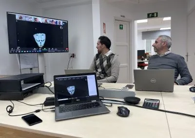 Un grupo de compañeros de trabajo sonríen y se divierten durante un evento de Navidad corporativo, fortaleciendo el espíritu de equipo y la celebración festiva en la oficina.