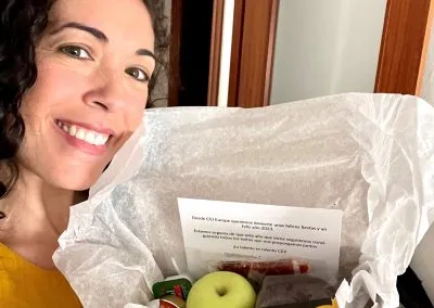 Caja de snack saludable y variada con frutas, frutos secos y barritas energéticas, ideal para empresas que buscan mejorar el bienestar de sus empleados con opciones nutritivas y deliciosas, visiblemente fresca y lista para consumir.