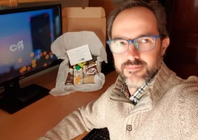 Grupo de profesionales sonrientes colaborando en una reunión, simbolizando el trabajo en equipo y la eficiencia en entornos laborales modernos.