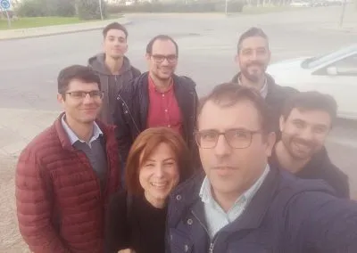 Ilustración digital con personas diversas interactuando, simbolizando la colaboración y la innovación en entornos de trabajo híbridos y remotos.