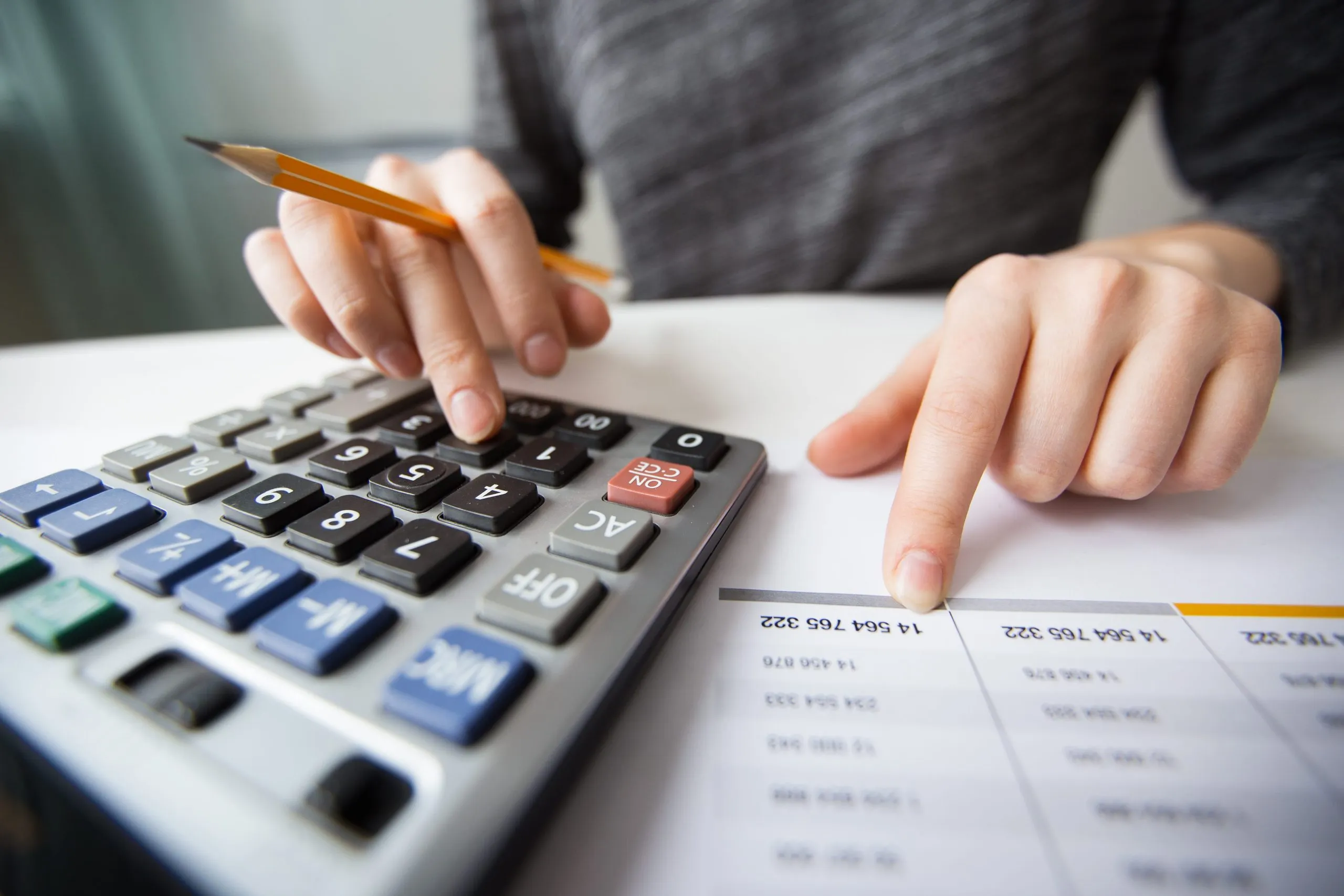 erp servicios financieros gestion Profesional de servicios financieros utilizando un sistema ERP para optimizar la gestión de recursos empresariales y procesos contables.
