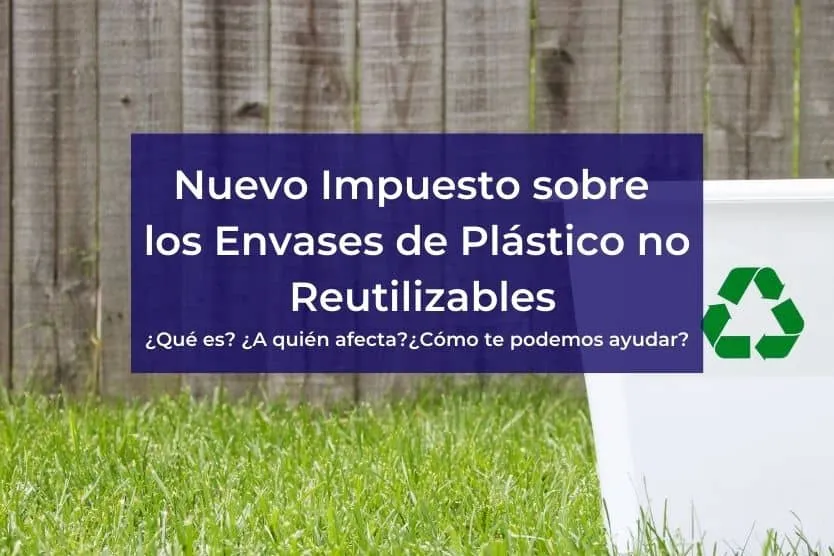 Ilustración de un impuesto sobre plásticos no reutilizables: billetes y monedas en envases de plástico.