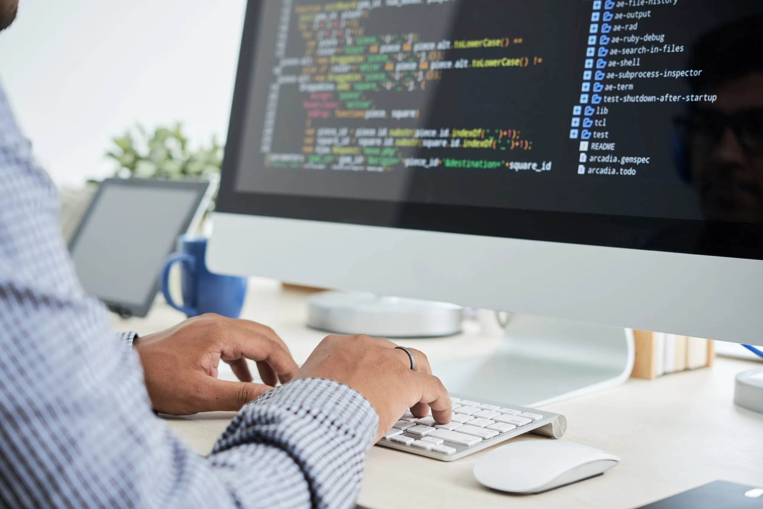 Profesional usando software ERP en portátil para gestión de activos inmobiliarios, optimizando la productividad y eficiencia.