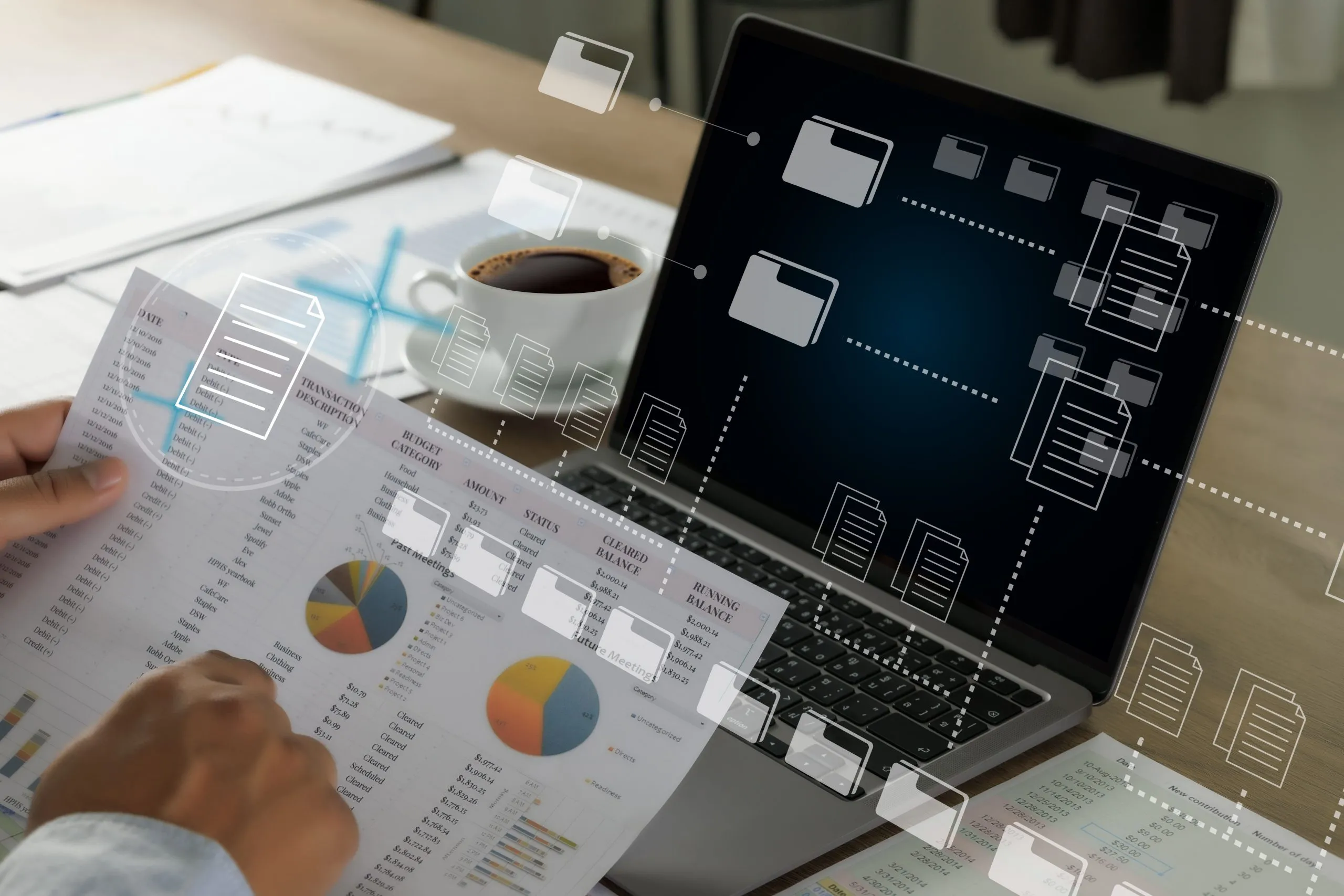analisis-datos-decisiones-estrategicas Profesional utiliza software de datos en una tablet para análisis estratégico y toma de decisiones empresariales. Optimiza procesos con ERP y CRM.