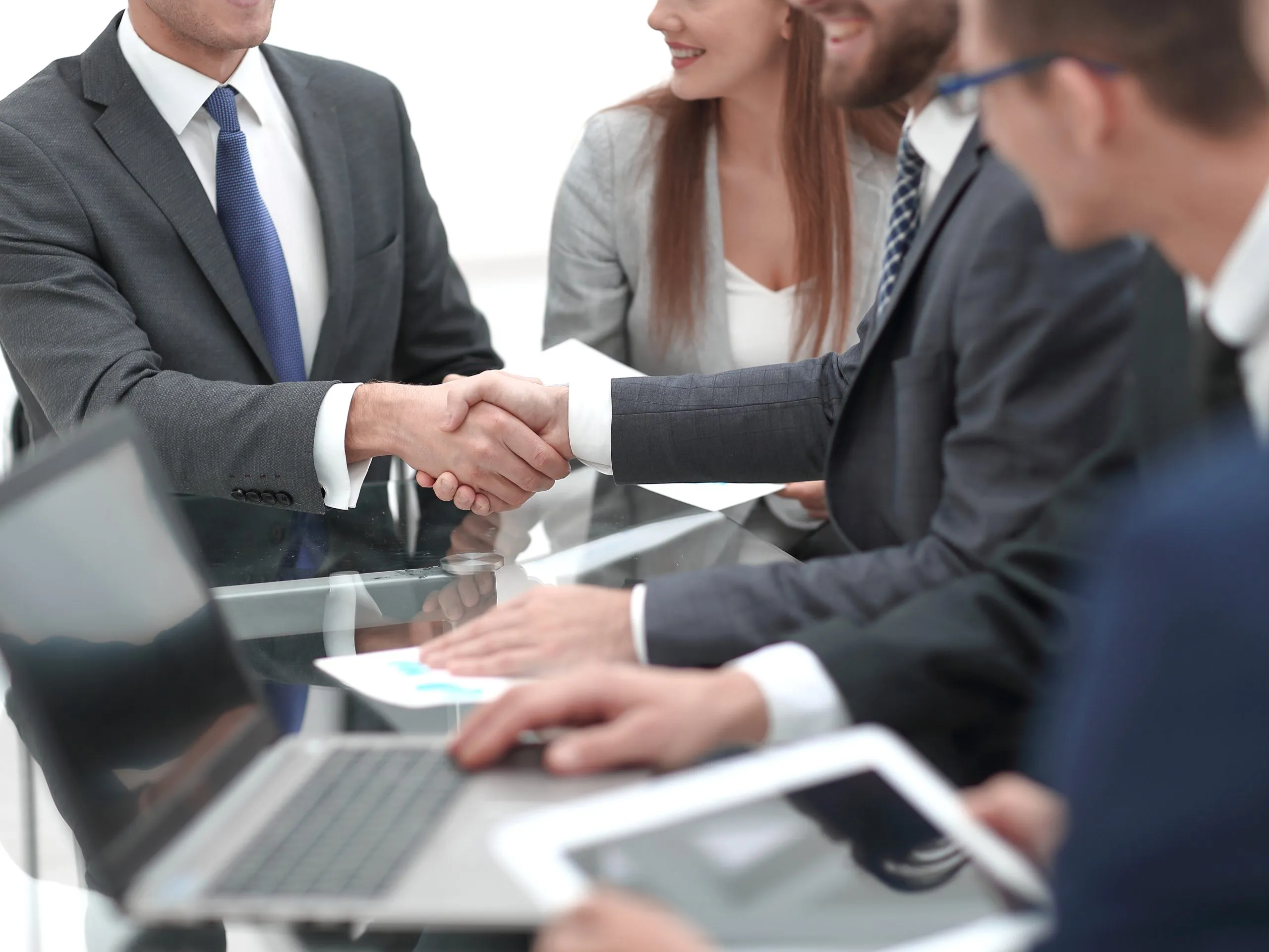 handshake partners at the Desk software-erp-ingienerias-consultoras.j