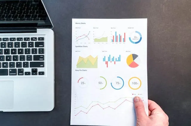 microsoft-power-bi-analisis-datos Infografía de Microsoft Power BI mostrando un análisis de datos en la nube para una toma de decisiones empresariales basada en datos.