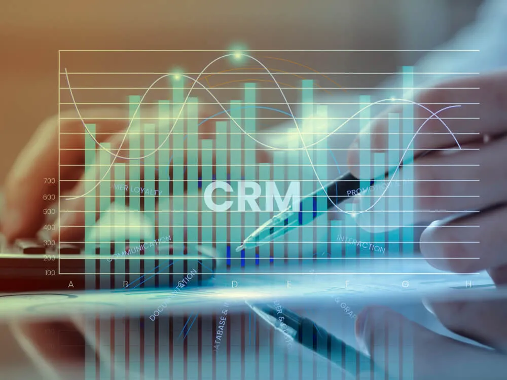 Ilustración de un equipo de ventas utilizando un software CRM para gestionar clientes y optimizar procesos comerciales.