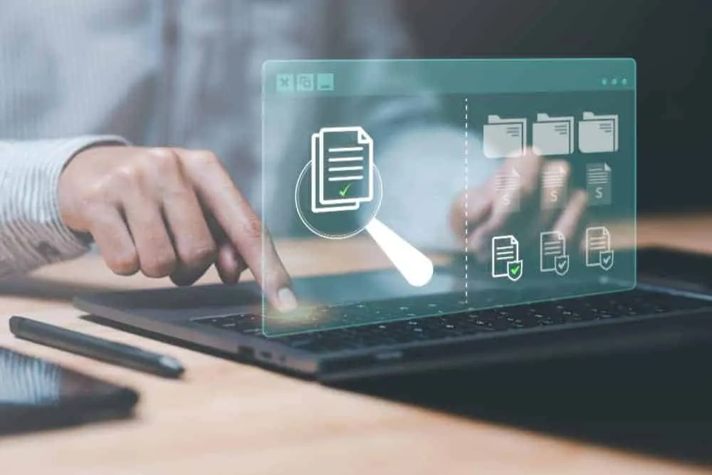 software-gestion-construccion-2025 Profesional de la construcción utilizando un software de gestión avanzado en una tablet, optimizando la planificación y ejecución de proyectos en 2025.
