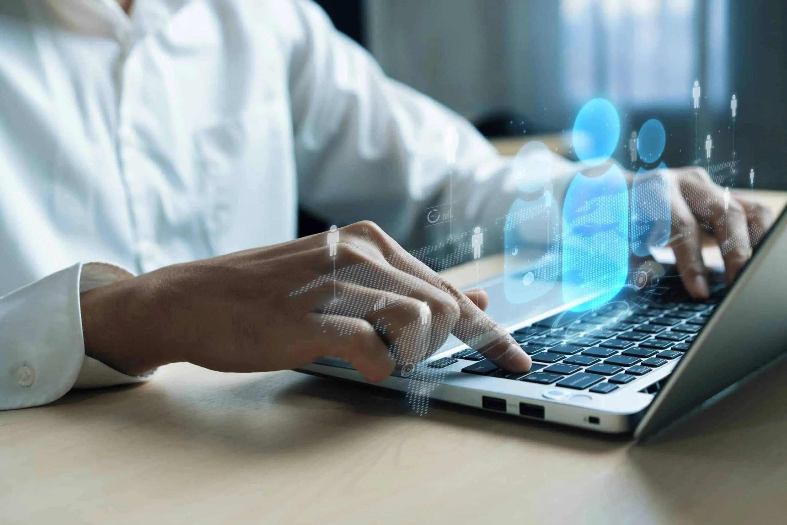 Profesionales interactuando en un evento de networking, ampliando sus conexiones para el éxito empresarial al integrar sistemas CRM y ERP.
