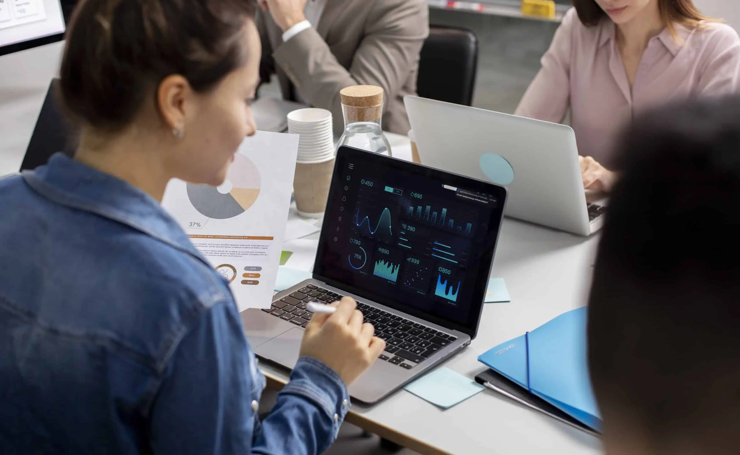 Moderno laboratorio de computación con equipos de última generación, ideal para analizar datos de Business Intelligence financiero.