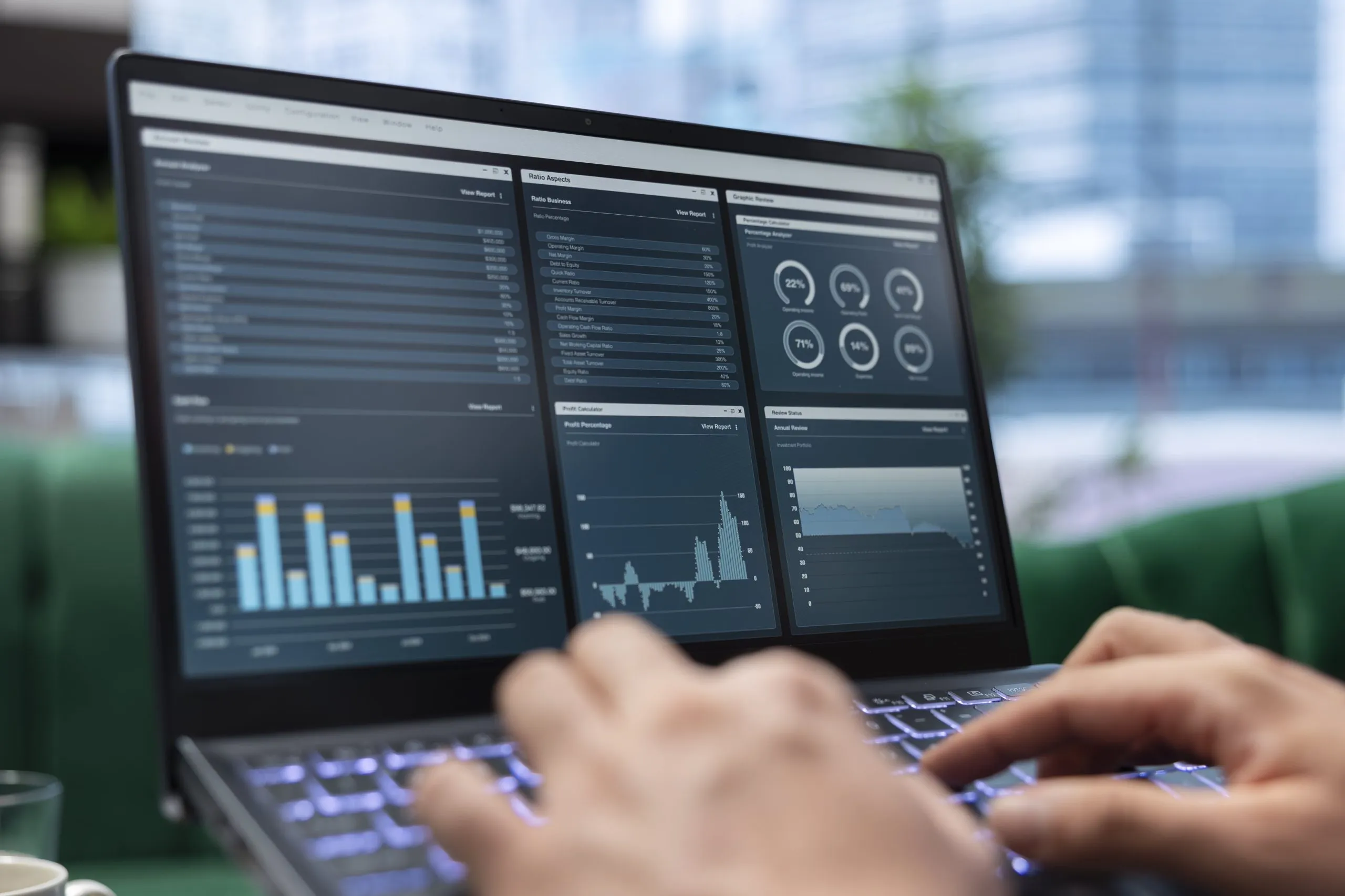analisis-datos-business-intelligence Profesional utiliza software de Business Intelligence para analizar datos empresariales en un dashboard con gráficos y métricas clave.