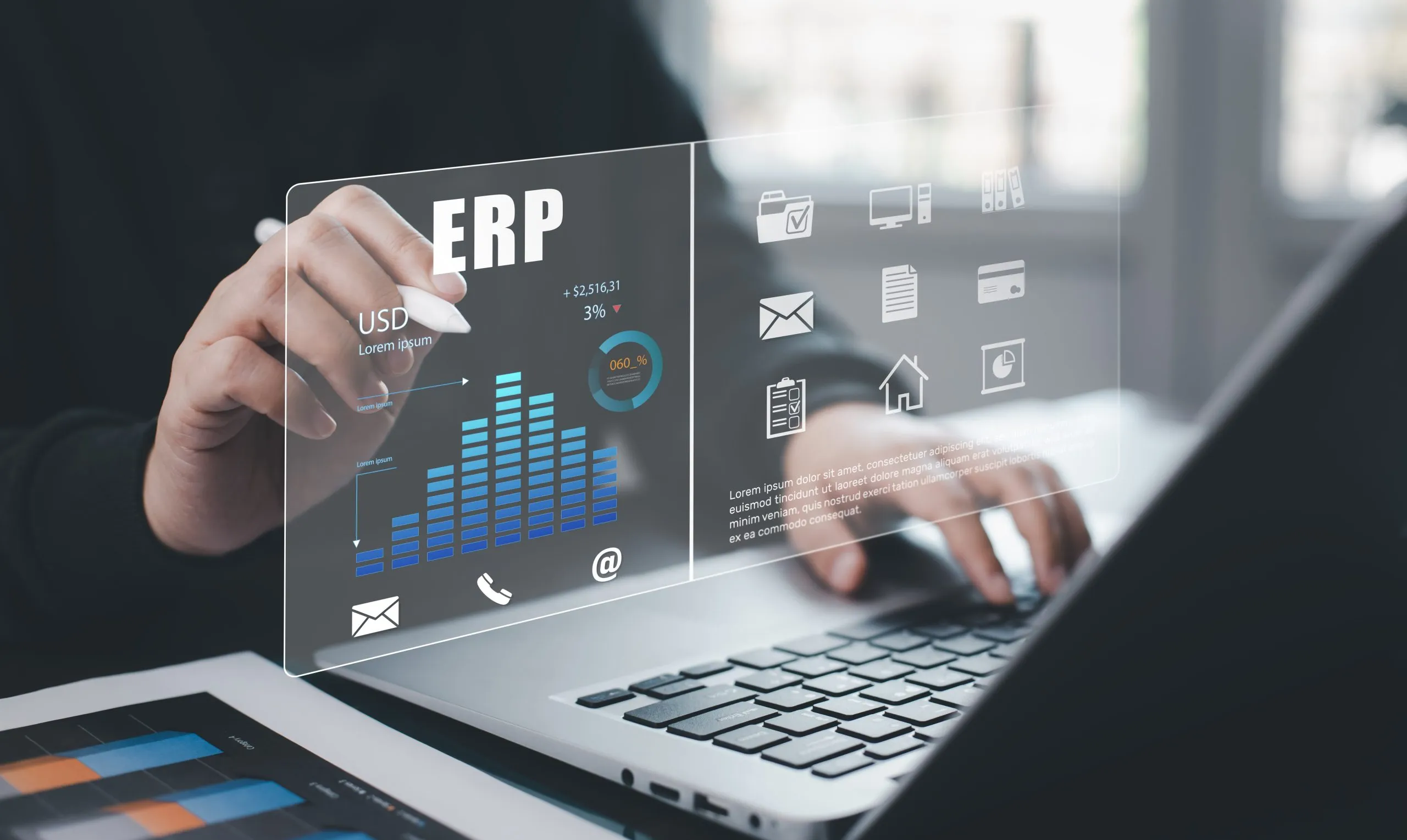 Profesional de CEI explicando el Kit Digital y la integración de soluciones ERP personalizadas a una pyme para su transformación digital