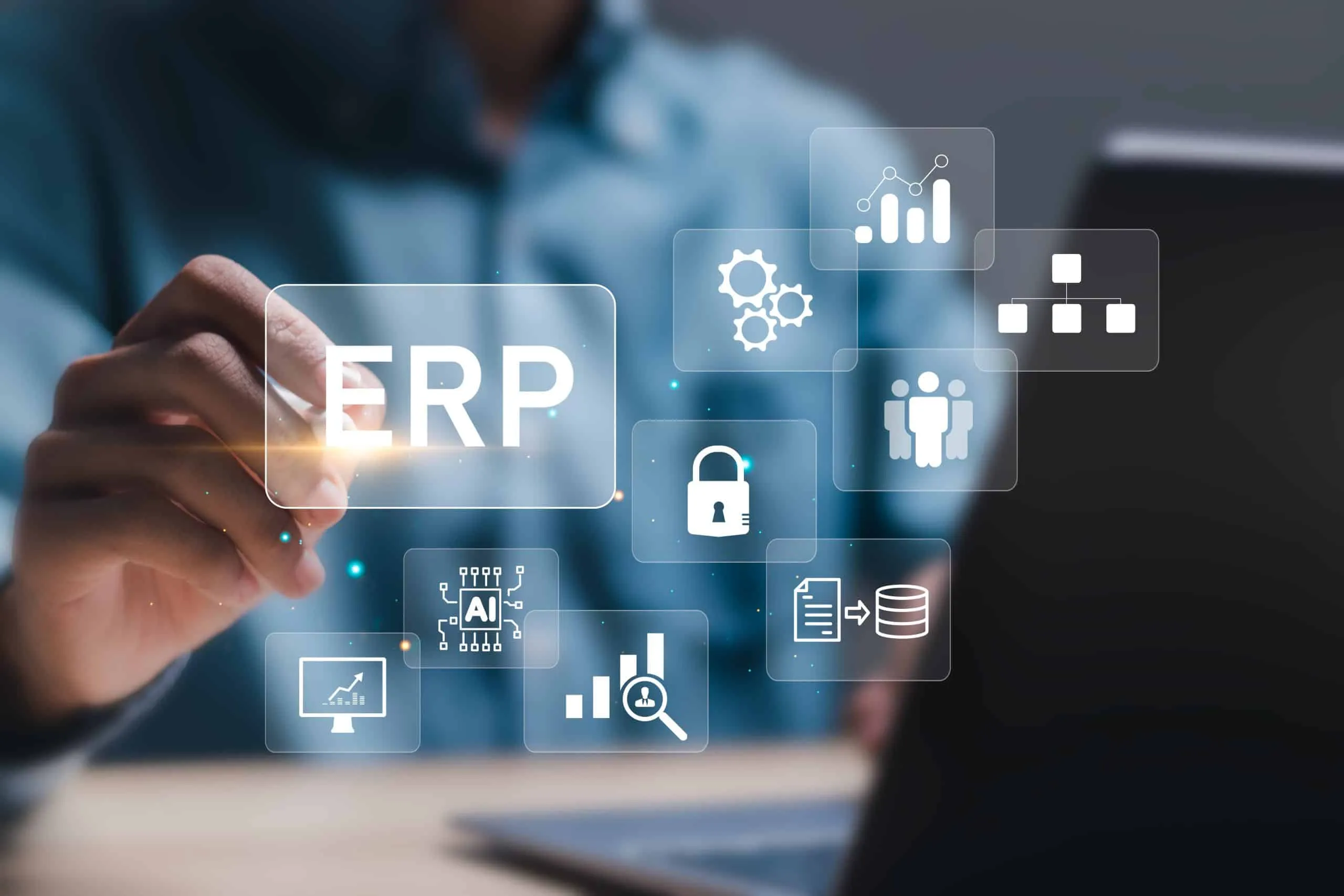 Profesional utiliza dashboard de ERP potenciado por IA para tomar decisiones estratégicas de negocio. Optimiza gestión empresarial.