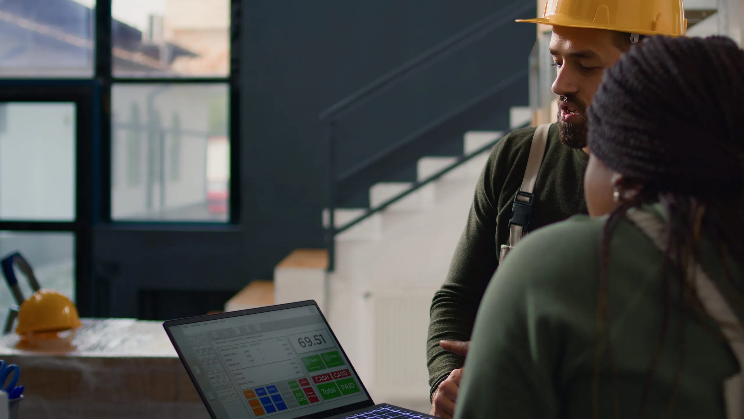 erp-construccion-optimizacion-proyectos Gerente de construcción con casco de seguridad usando tablet en obra para seleccionar un ERP que optimice la gestión de proyectos y costes.